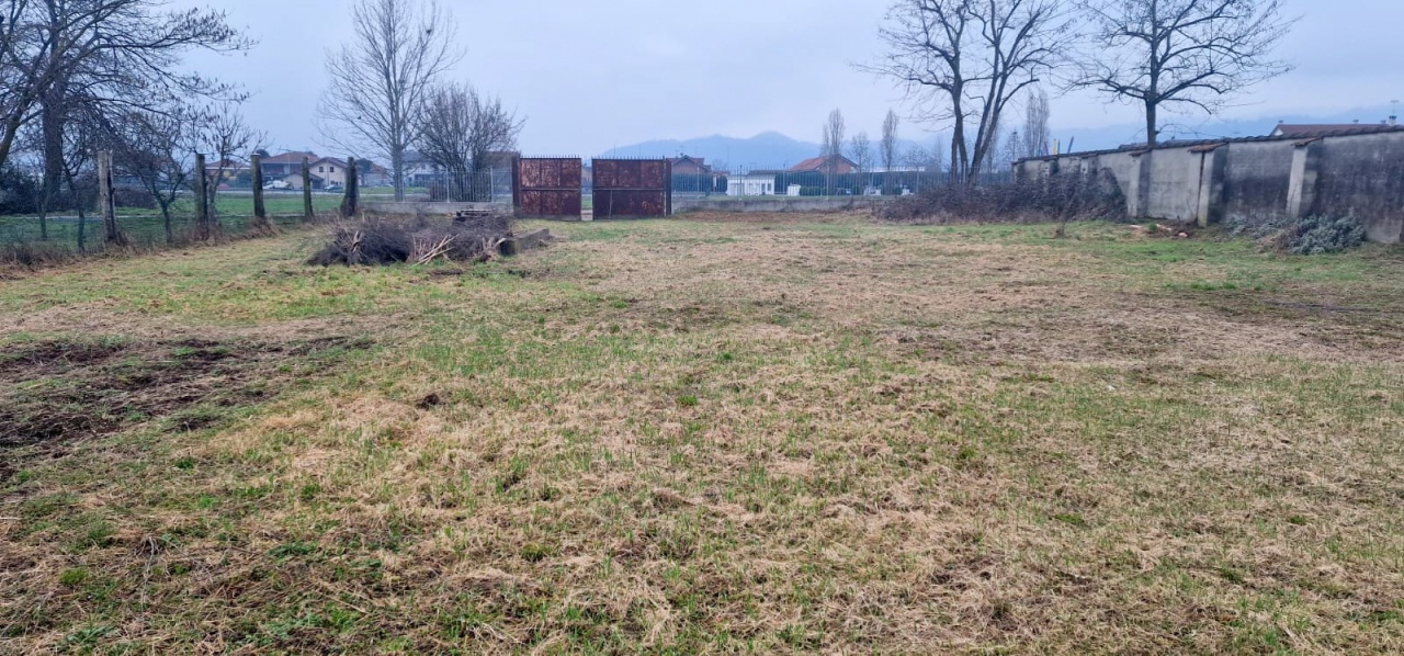 Terreno con giardino in via maestra, Chivasso