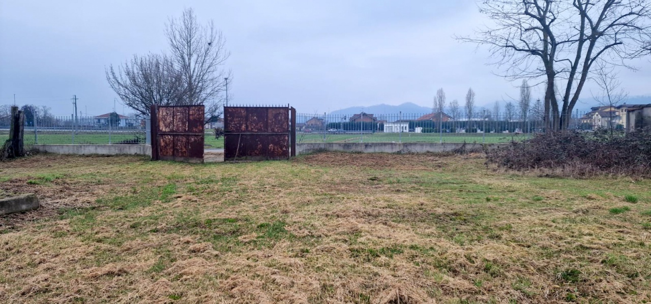 Terreno con giardino in via maestra, Chivasso