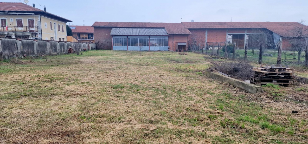 Terreno con giardino in via maestra, Chivasso