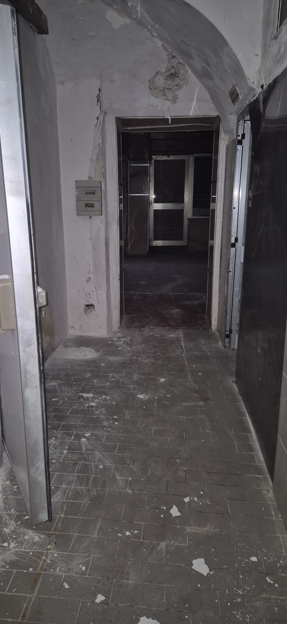 Locale commerciale da ristrutturare in via biandrate, Foglizzo