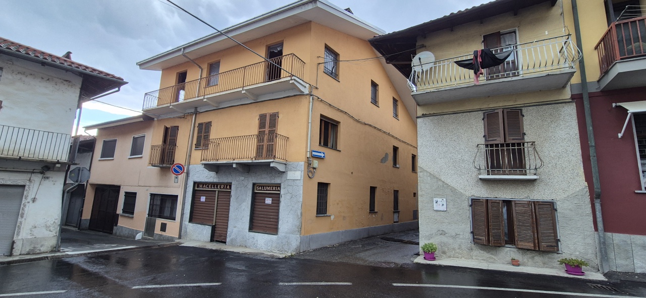 Locale commerciale da ristrutturare in via biandrate, Foglizzo