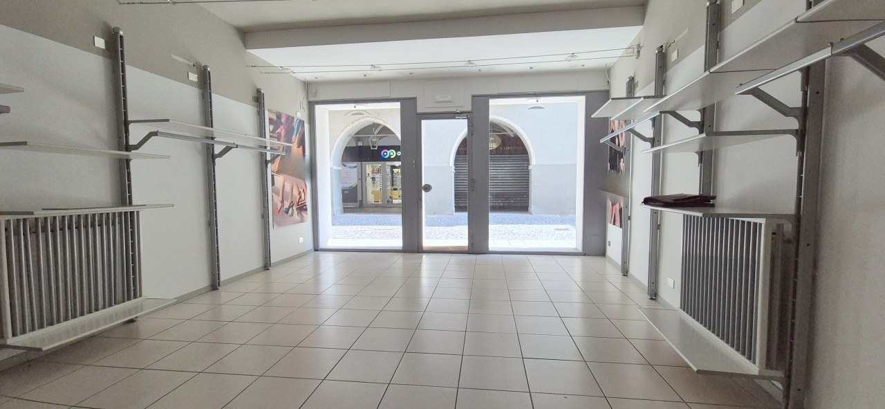 Locale commerciale in affitto in via torino, Chivasso