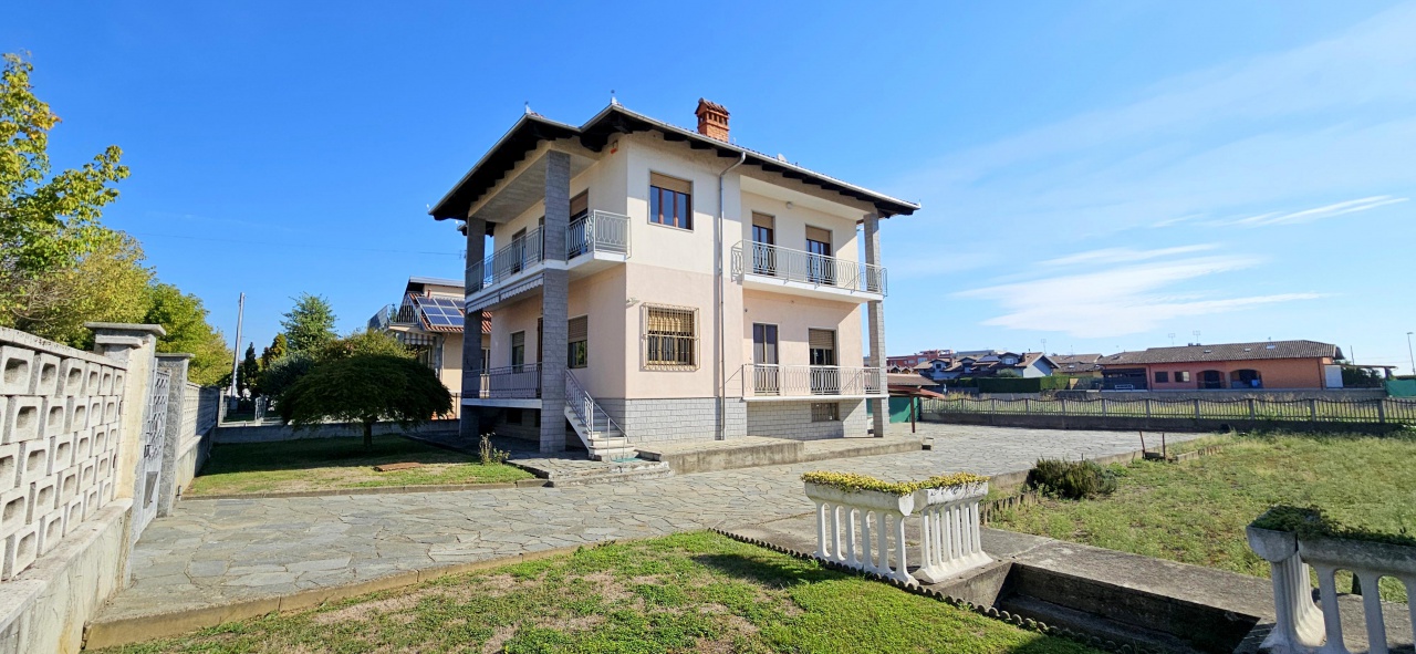 Casa indipendente con giardino in via roma, Torrazza Piemonte