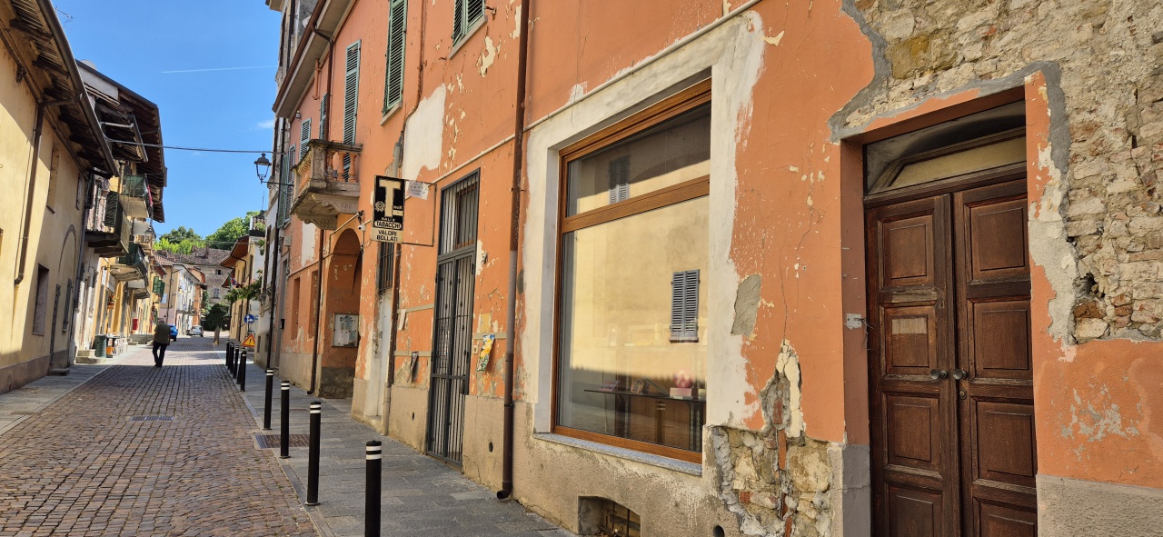 Locale commerciale ristrutturata in via mazzini, Lauriano