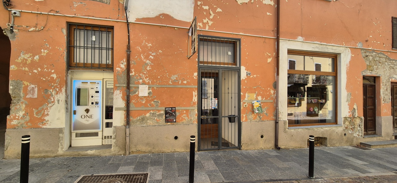 Locale commerciale ristrutturata in via mazzini, Lauriano