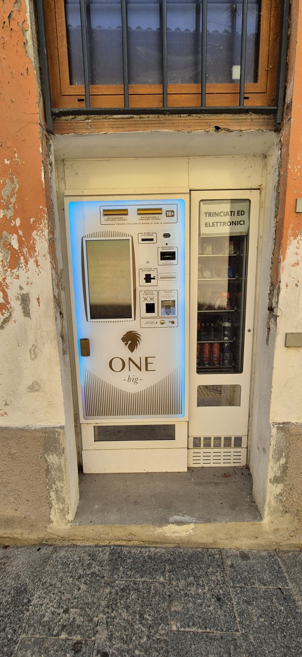 Locale commerciale ristrutturata in via mazzini, Lauriano