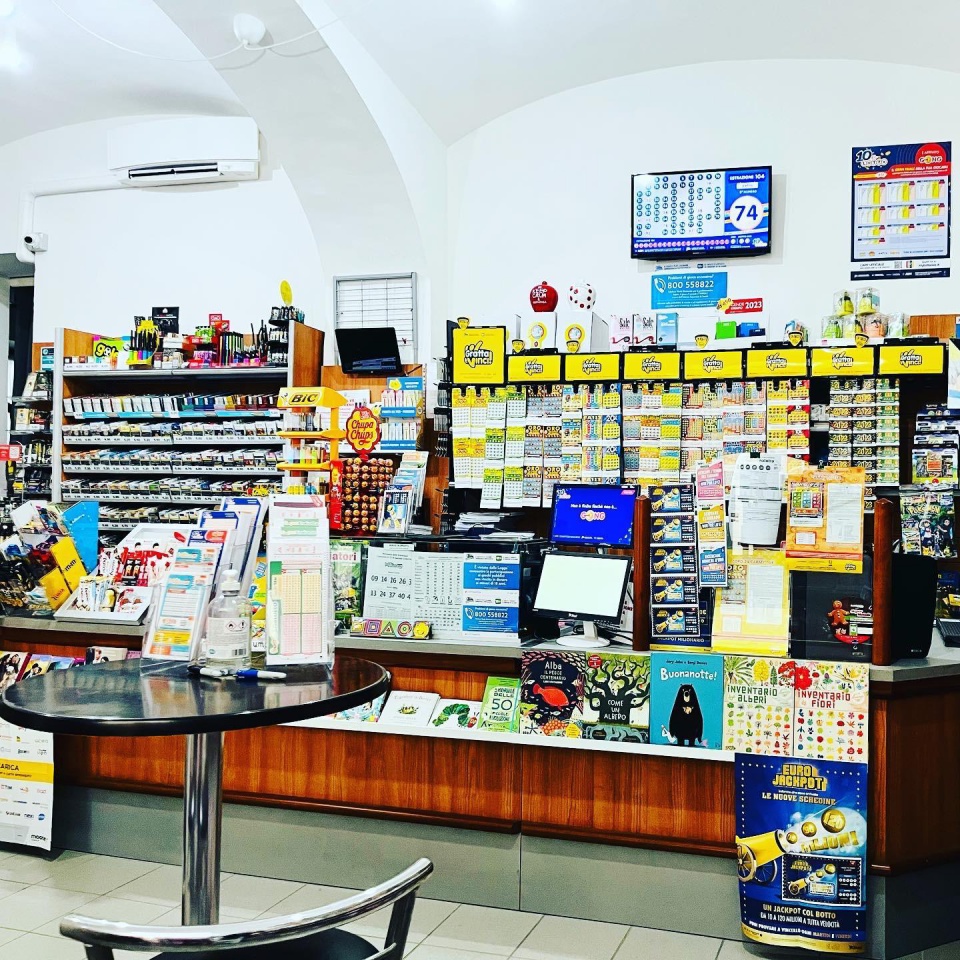 Locale commerciale ristrutturata in via mazzini, Lauriano