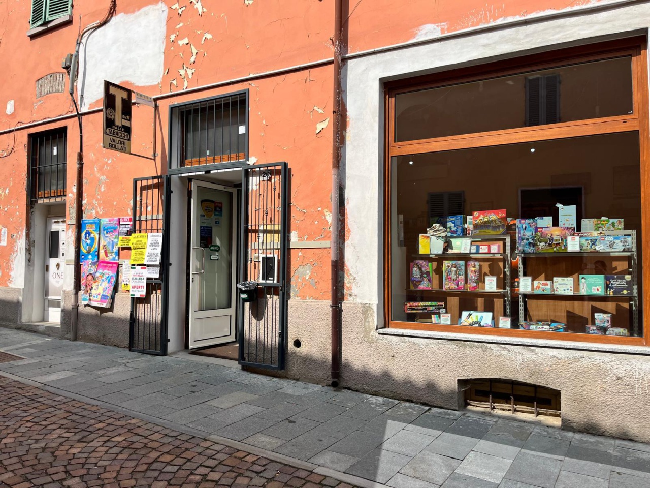 Locale commerciale ristrutturata in via mazzini, Lauriano