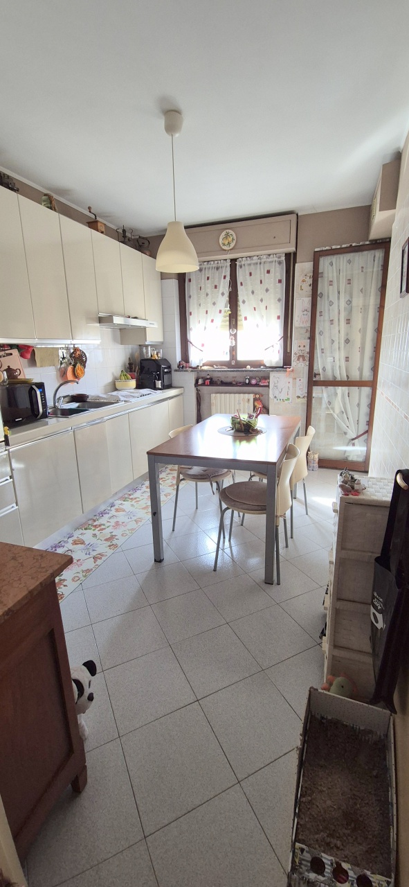 Quadrilocale con box in via alcide de gasperi, Chivasso