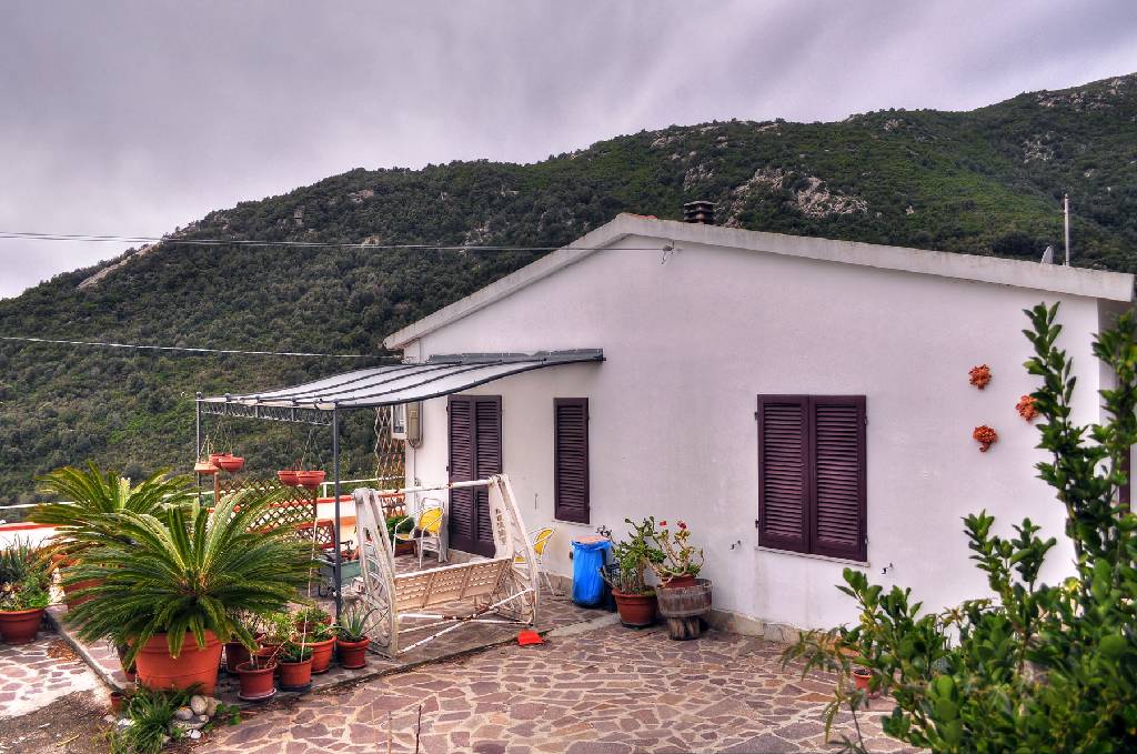 Villa con giardino in via vallebuia, Campo nell'Elba