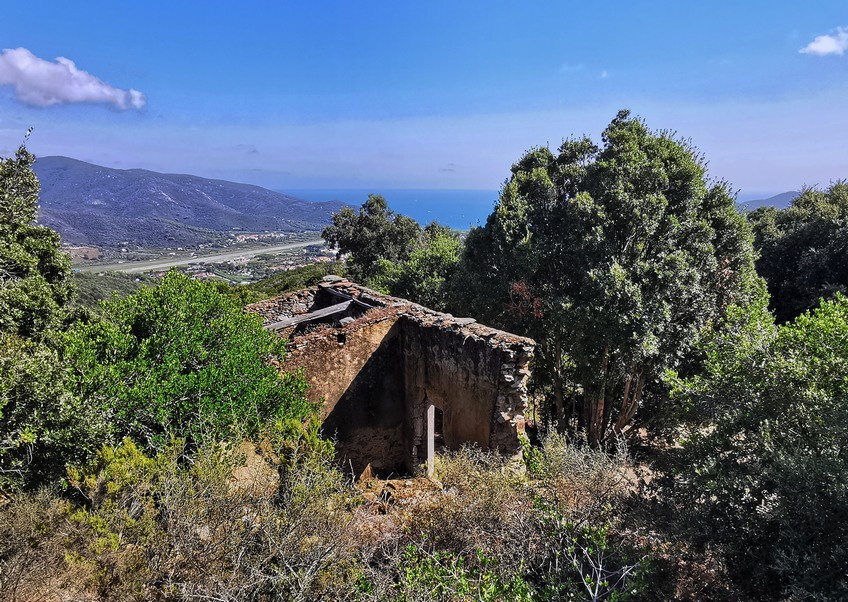 Rustico con giardino a Campo nell'Elba