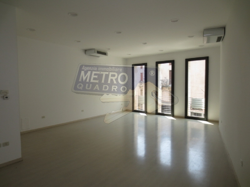 Negozio in affitto in via del costo, Thiene