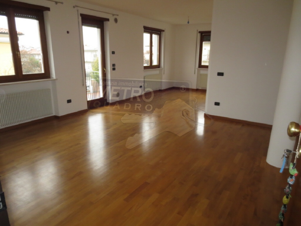 Appartamento con terrazzo in via piazza, Zugliano