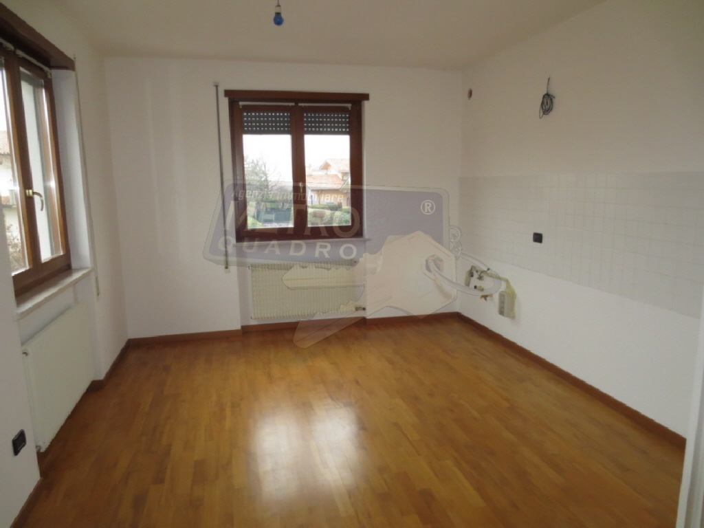 Appartamento con terrazzo in via piazza, Zugliano