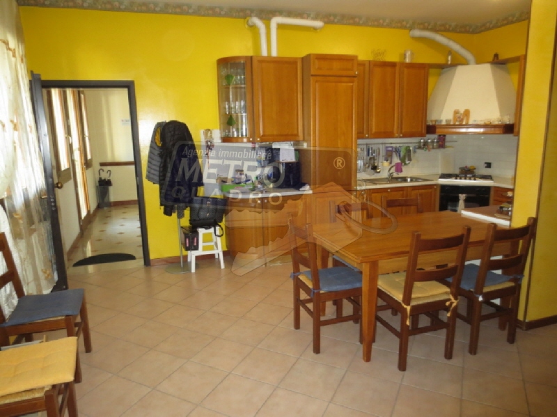 Appartamento con terrazzo in via piazza, Zugliano