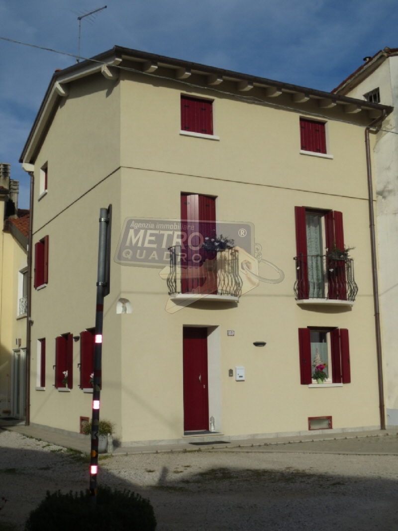 Casa indipendente con giardino in piazza iv novembre 5, Carr�