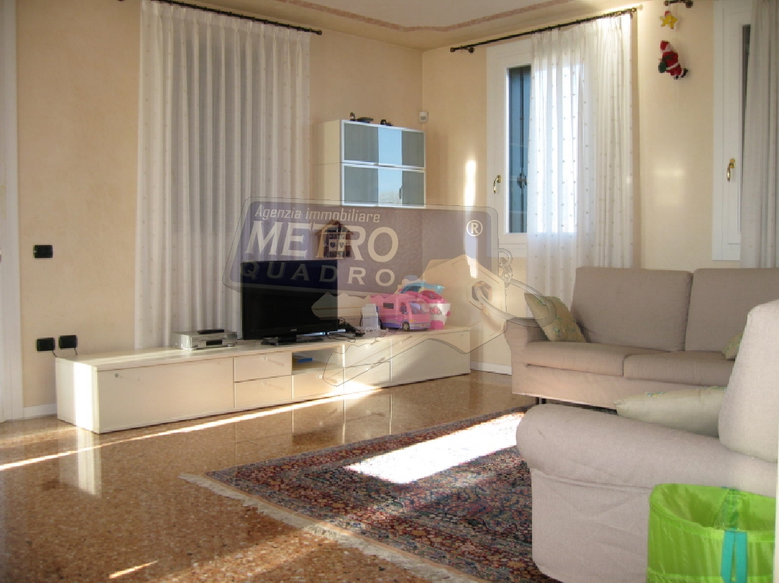 Casa indipendente con giardino in via roma, Zugliano