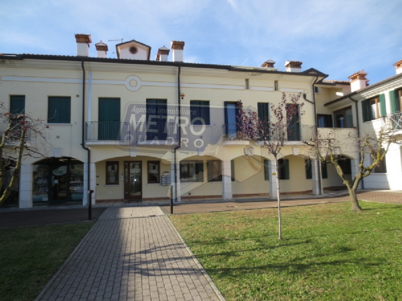 Appartamento con terrazzo in via piazza, Zugliano