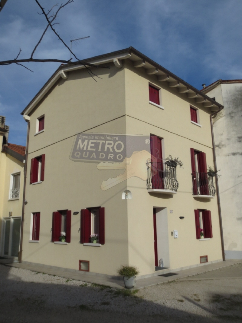 Casa indipendente con giardino in piazza iv novembre 5, Carr�