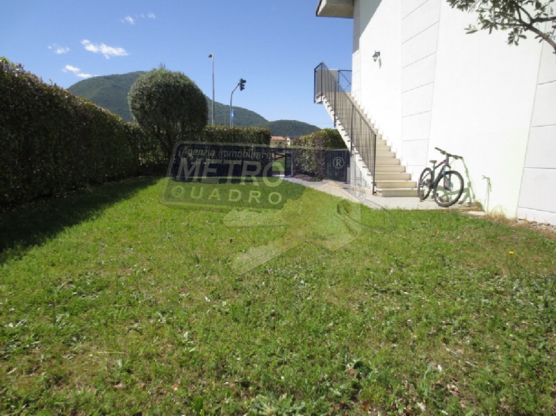 Quadrilocale con giardino in piazza iv novembre 5, Carr�