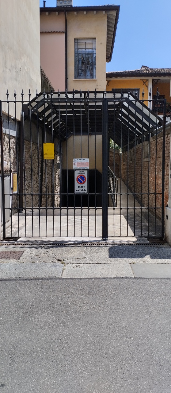 Posto auto coperto in affitto a Brescia