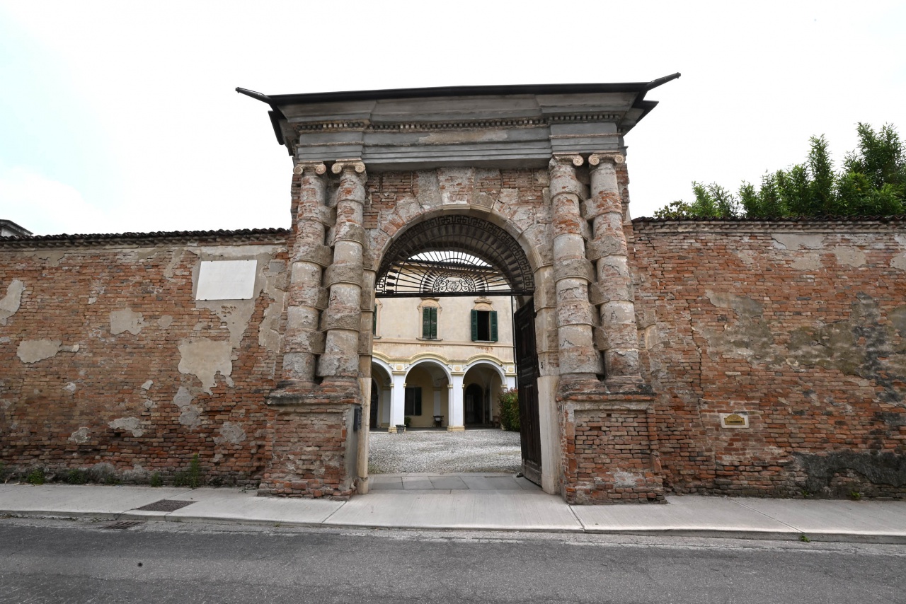 Stabile/Palazzo con giardino in via fratelli bandiera, Milzano