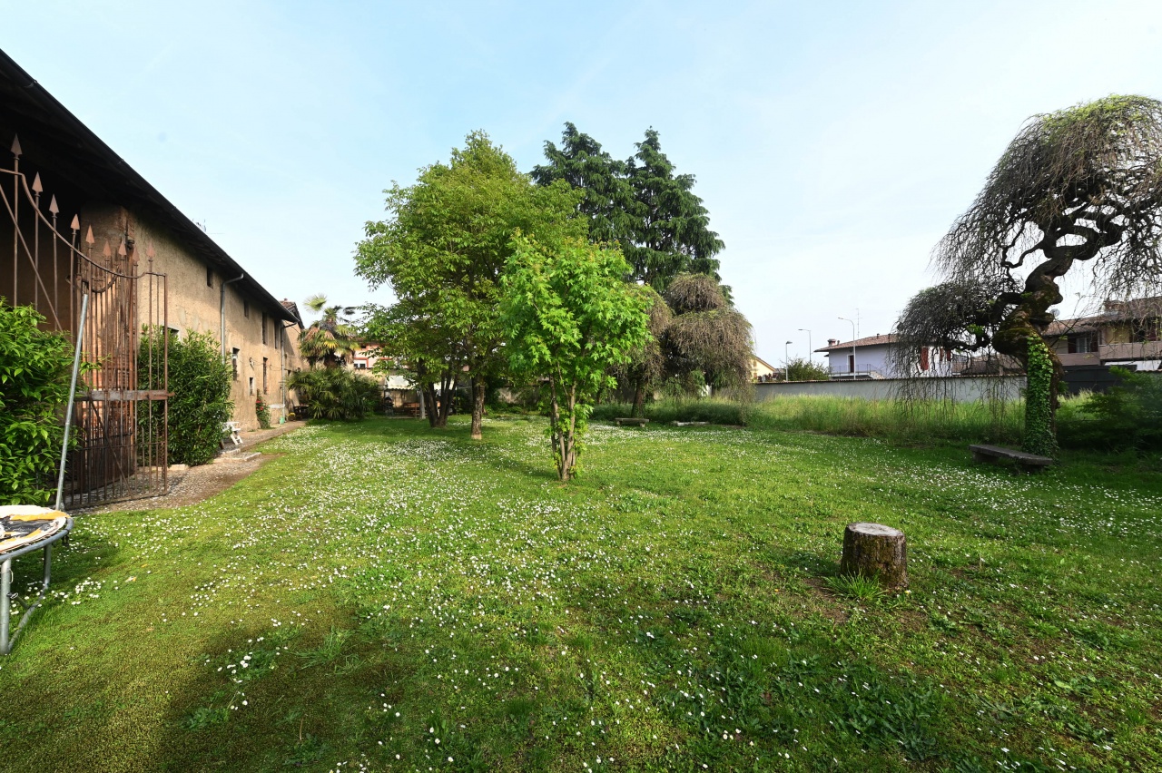 Stabile/Palazzo con giardino in via san martino, Castegnato
