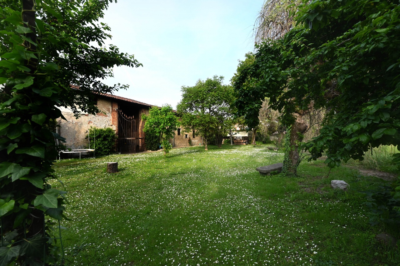 Stabile/Palazzo con giardino in via san martino, Castegnato