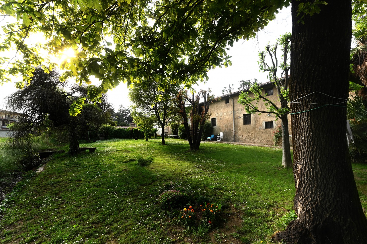 Stabile/Palazzo con giardino in via san martino, Castegnato