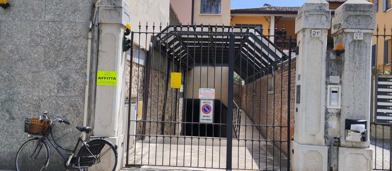 Posto auto coperto in affitto a Brescia