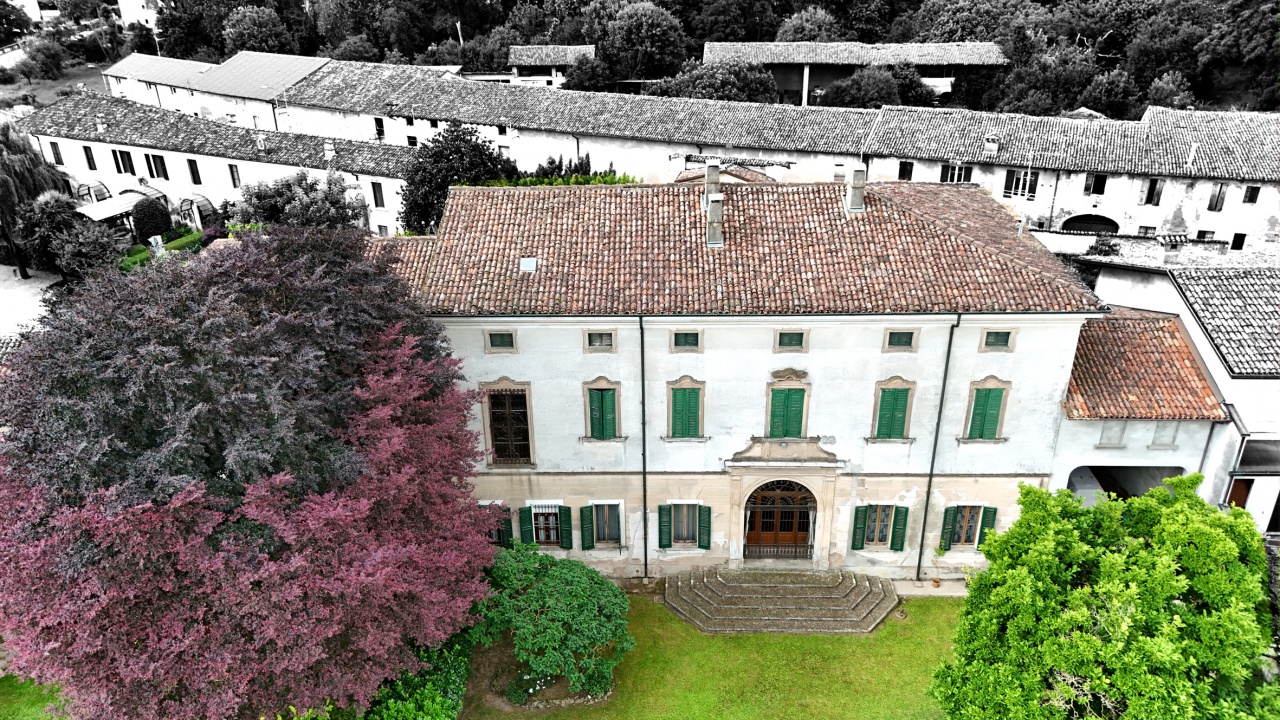 Stabile/Palazzo con giardino in via fratelli bandiera, Milzano