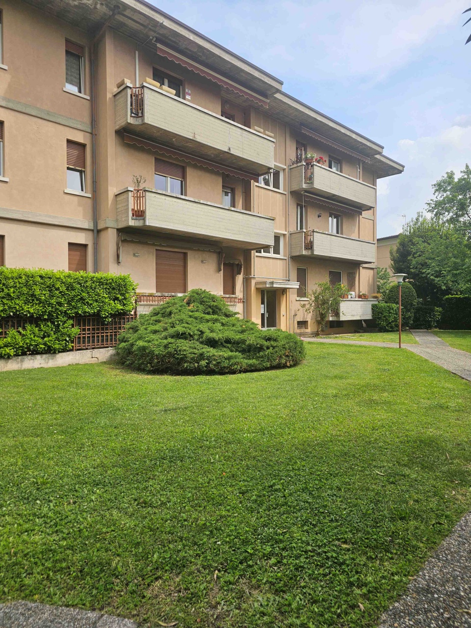 Trilocale con box a Brescia