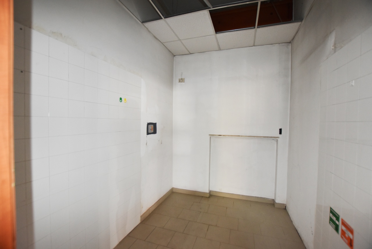 Negozio in affitto a Piacenza, Viale Dante