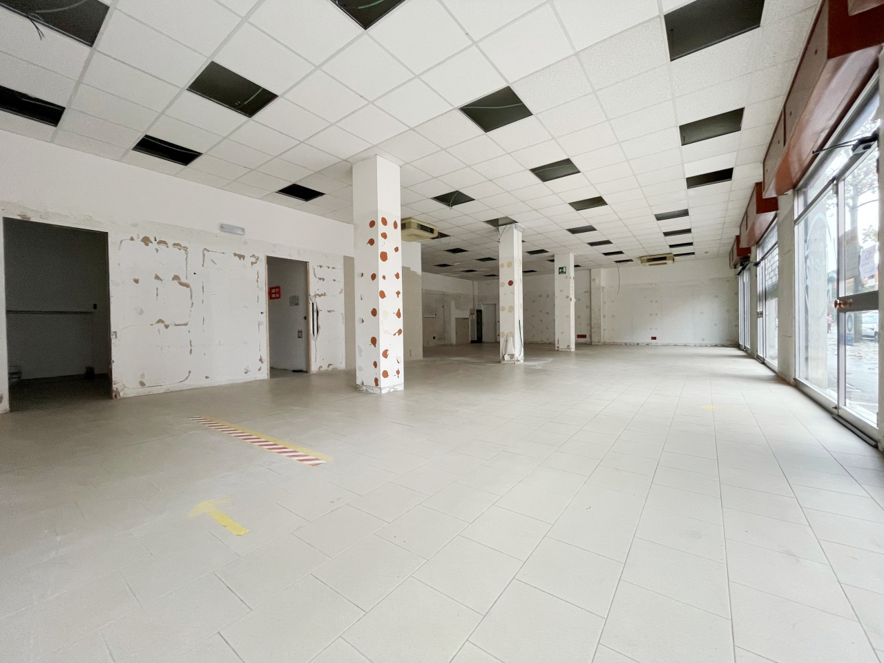 Negozio in affitto a Piacenza, Viale Dante