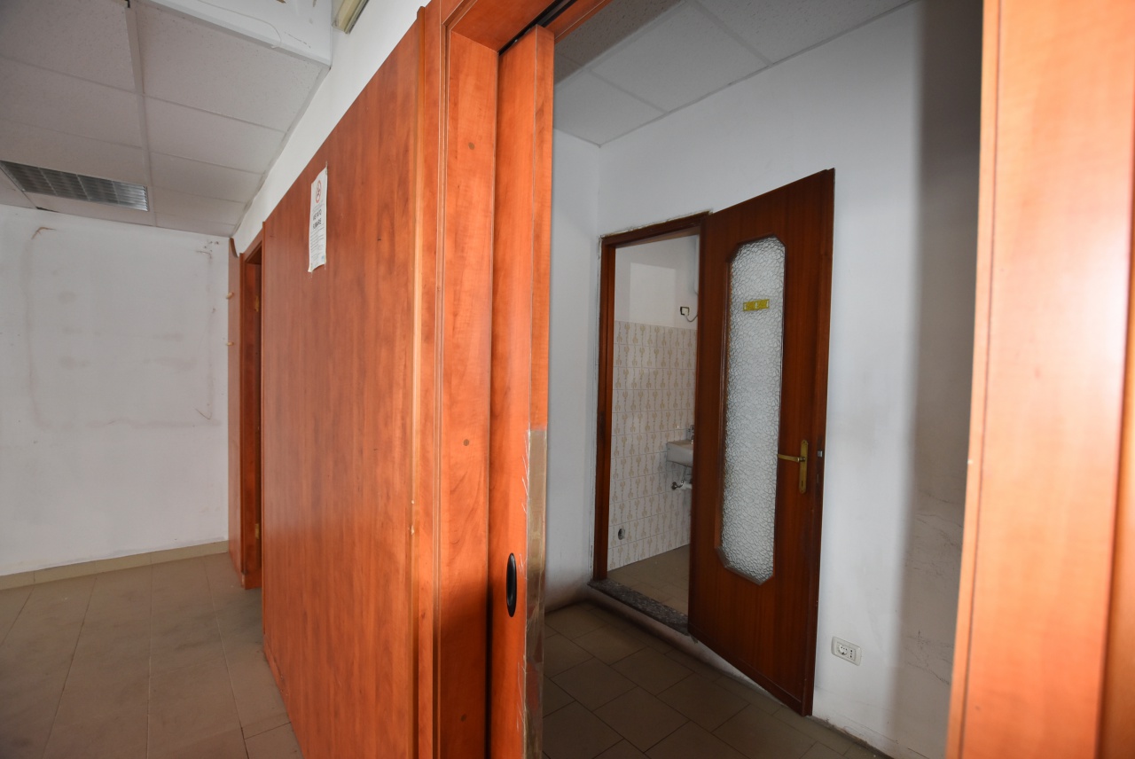 Negozio in affitto a Piacenza, Viale Dante