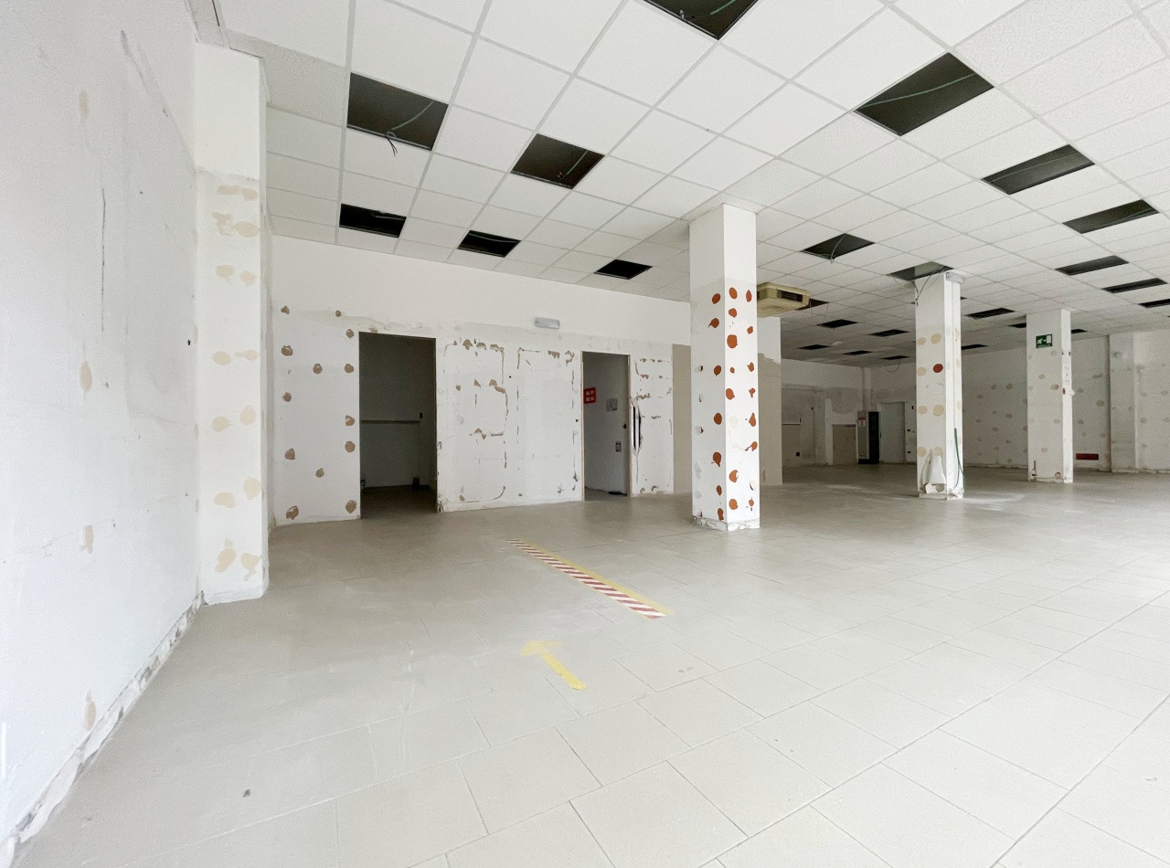 Negozio in affitto a Piacenza, Viale Dante