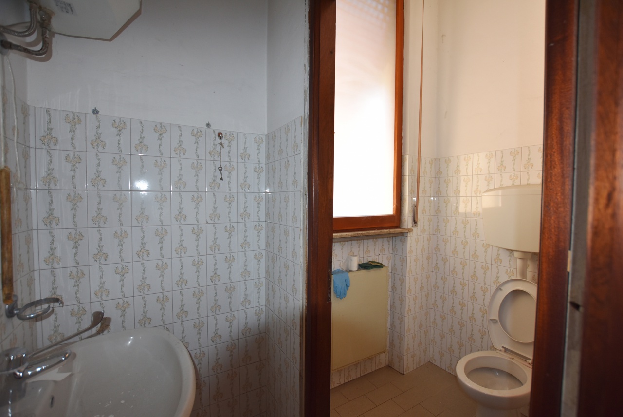 Negozio in affitto a Piacenza, Viale Dante