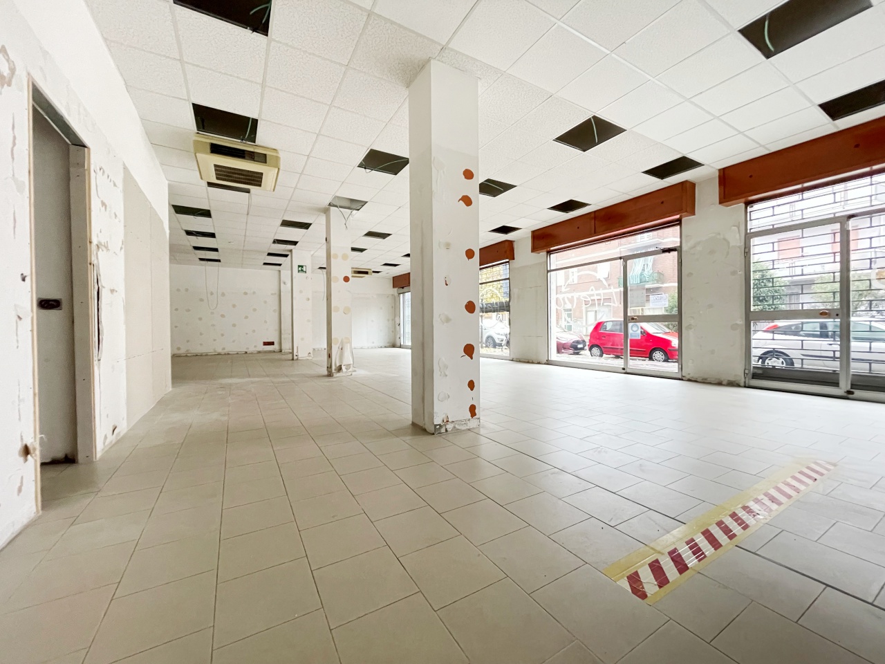 Negozio in affitto a Piacenza, Viale Dante