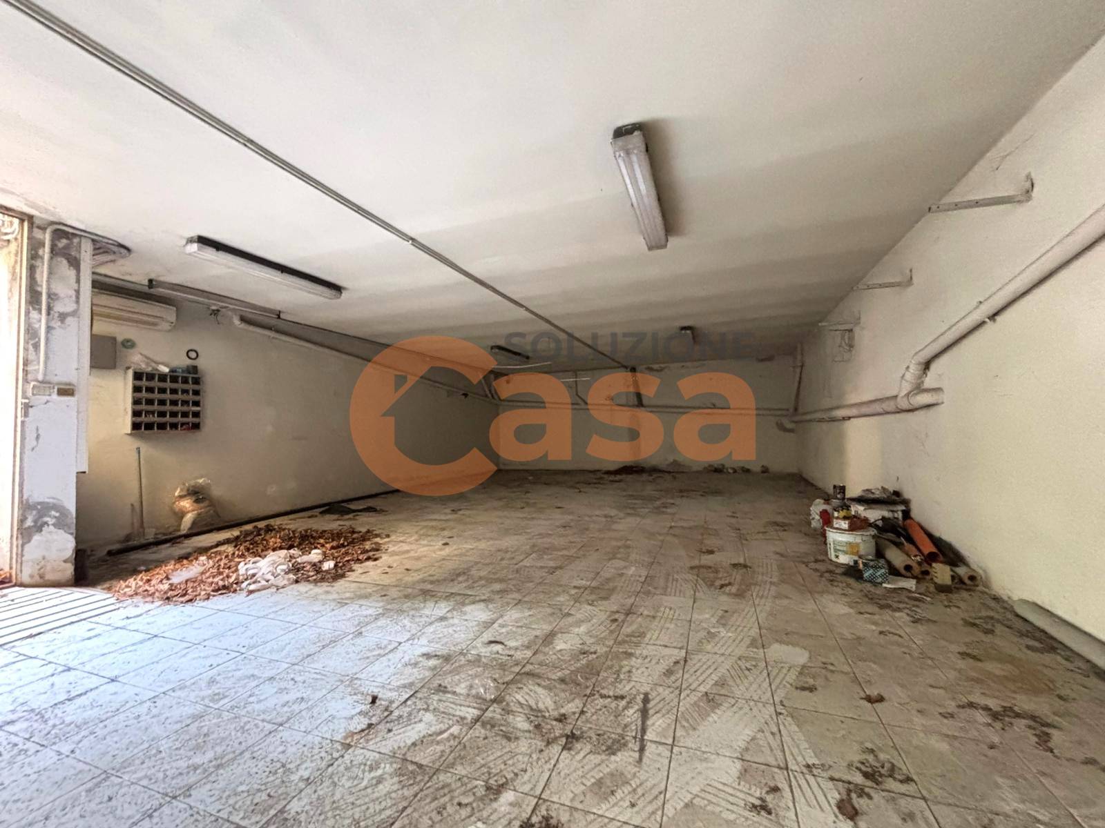 Deposito in vendita a Piacenza, Infrangibile