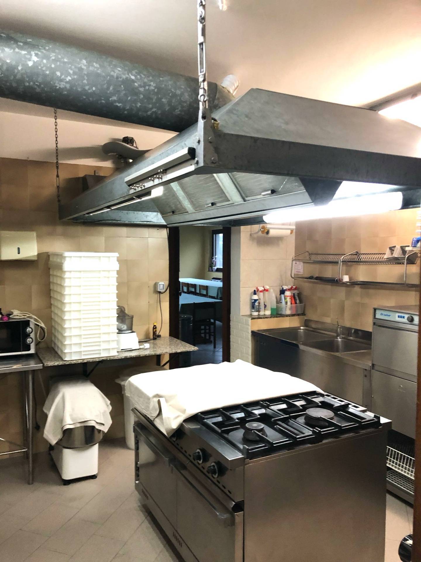 Locale commerciale in affitto a Gropparello