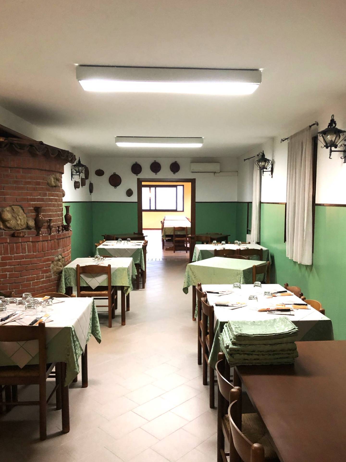 Locale commerciale in affitto a Gropparello