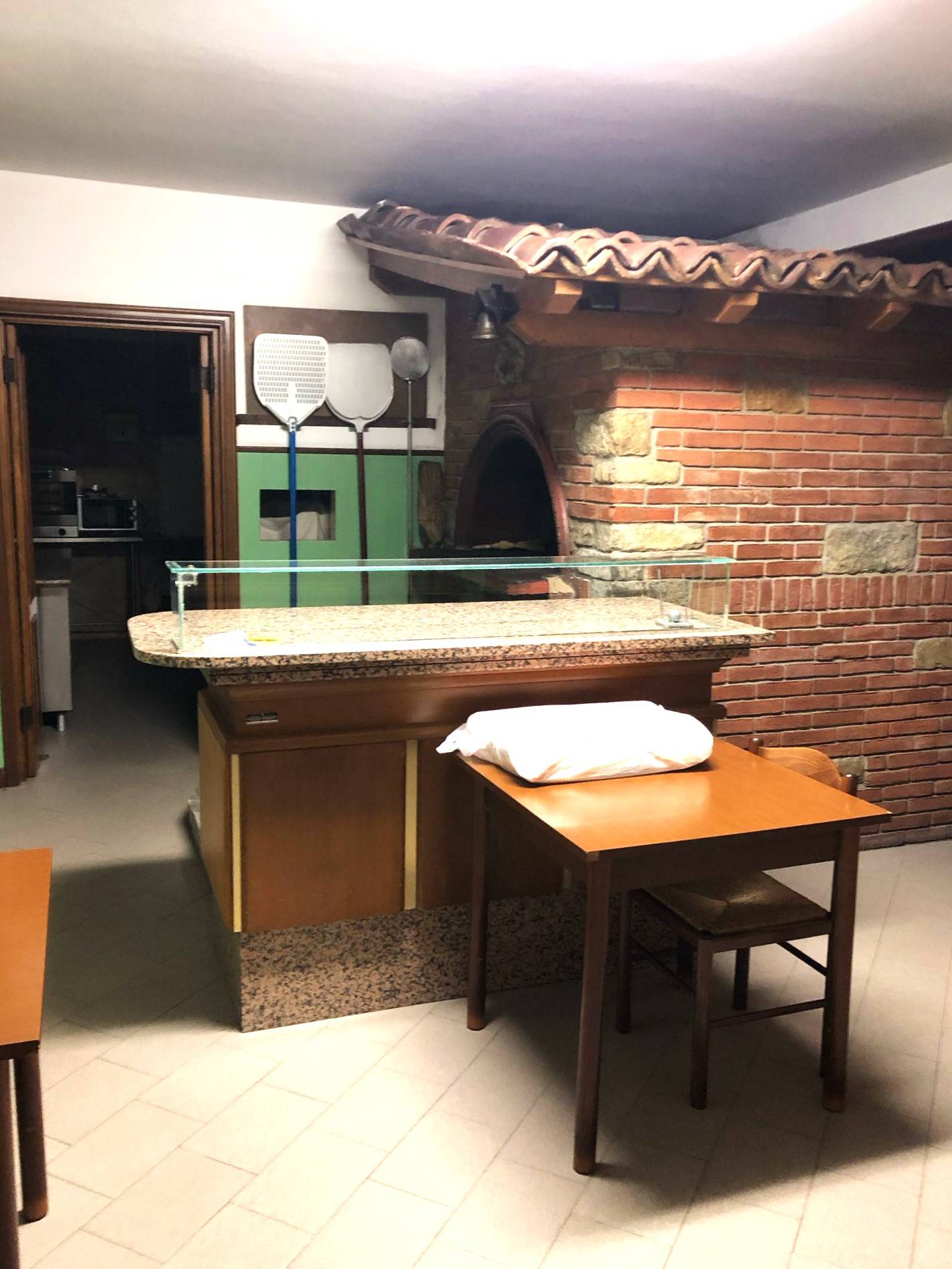 Locale commerciale in affitto a Gropparello