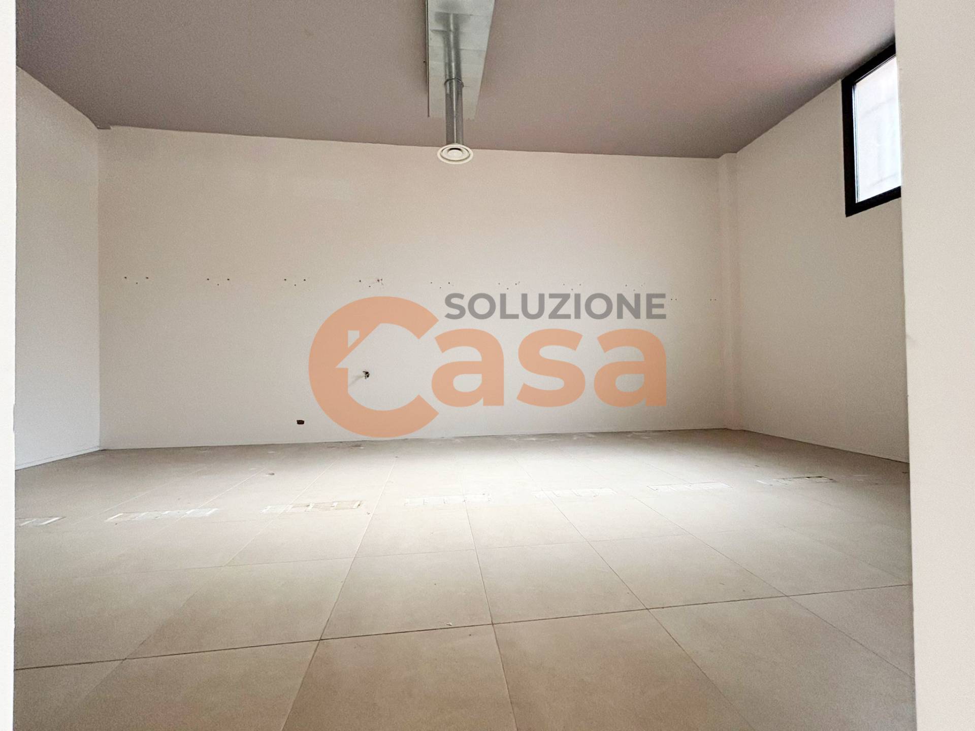 Negozio in affitto a Piacenza, Quart. 2000