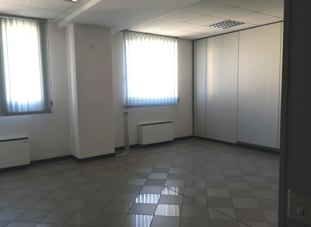 Negozio in affitto a Piacenza, S. Lazzaro