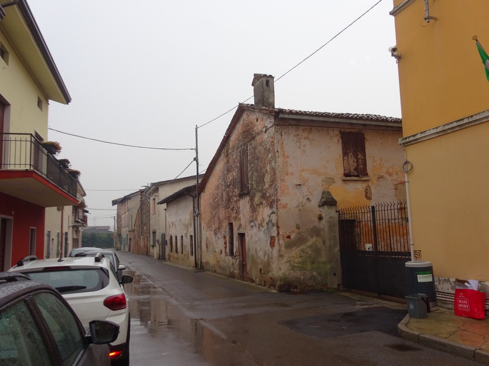 Rustico con giardino in via roma, Dello