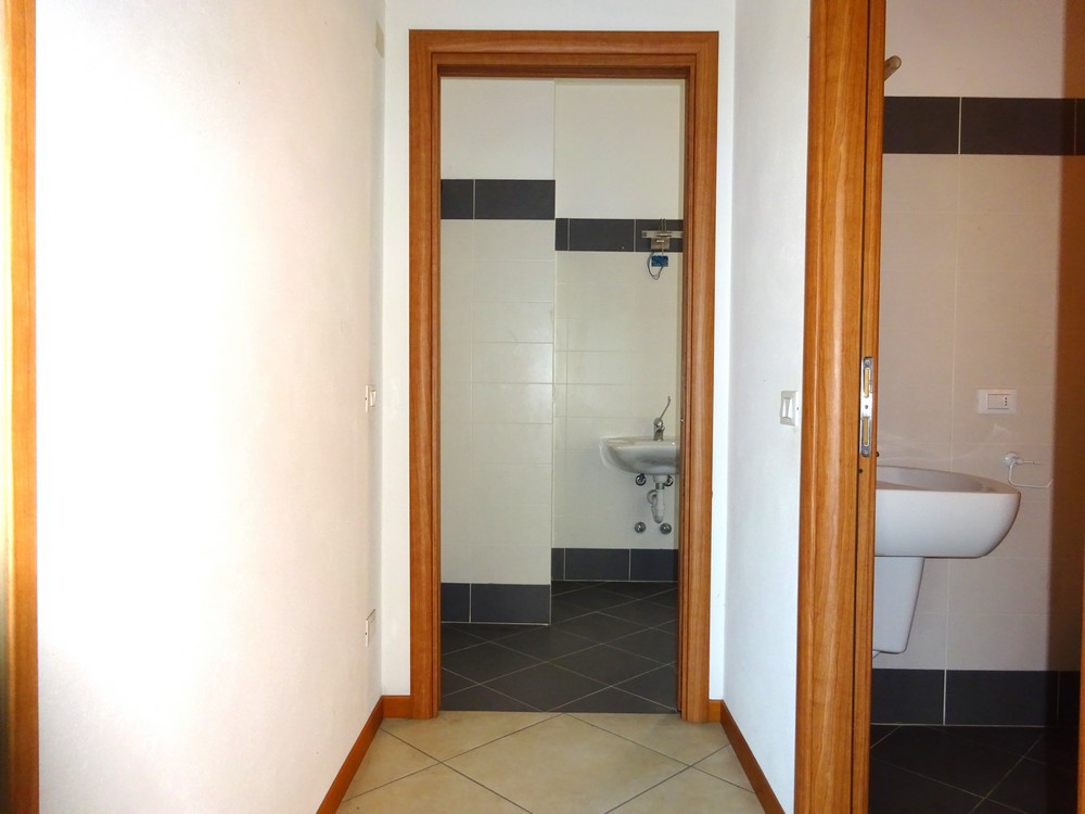 Negozio in affitto in via roma, Dello