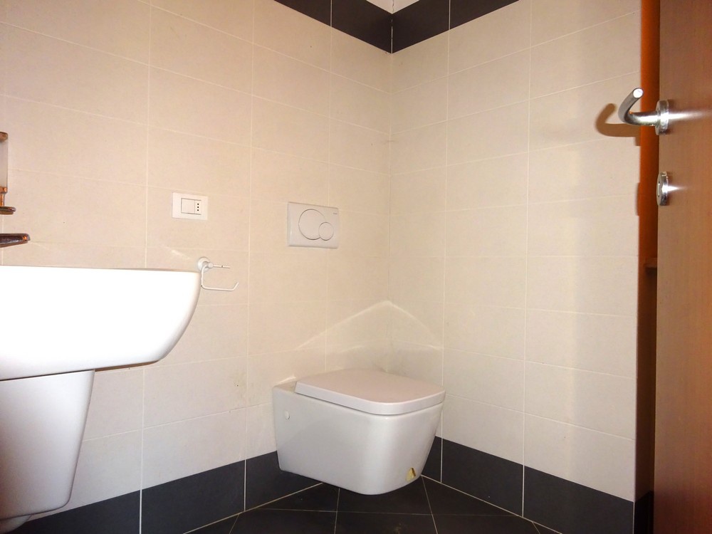 Negozio in affitto in via roma, Dello