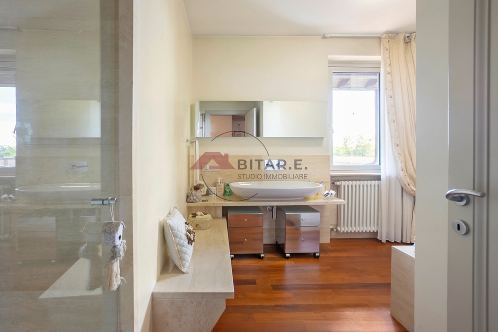 Villa con giardino in via giosue' carducci, Castenedolo