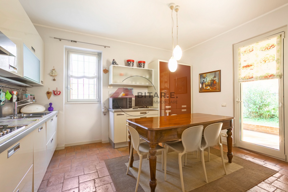 Villa con giardino in via giosue' carducci, Castenedolo