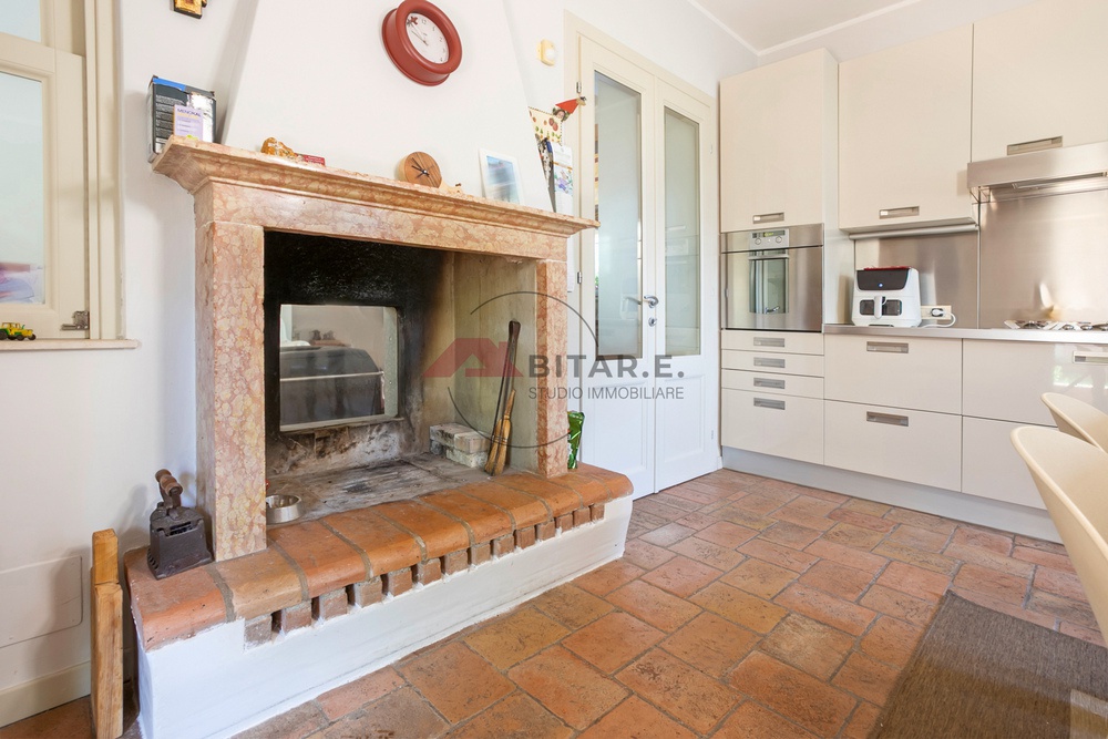 Villa con giardino in via giosue' carducci, Castenedolo